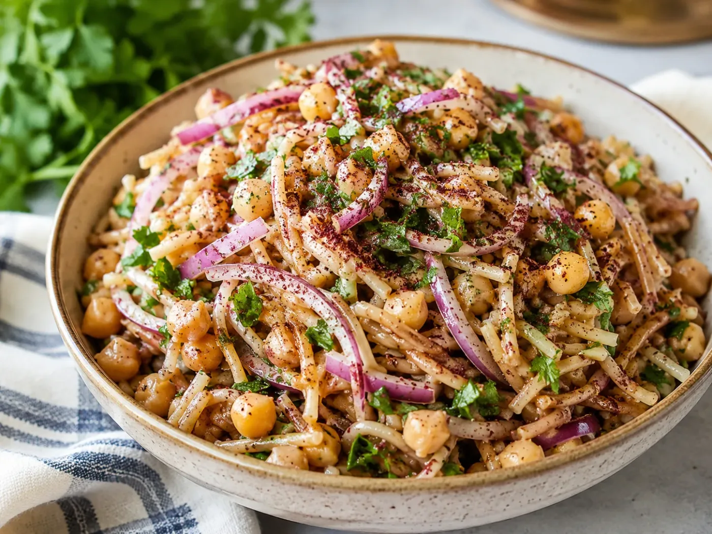 Sumaklı Nohutlu Erişte Salatası